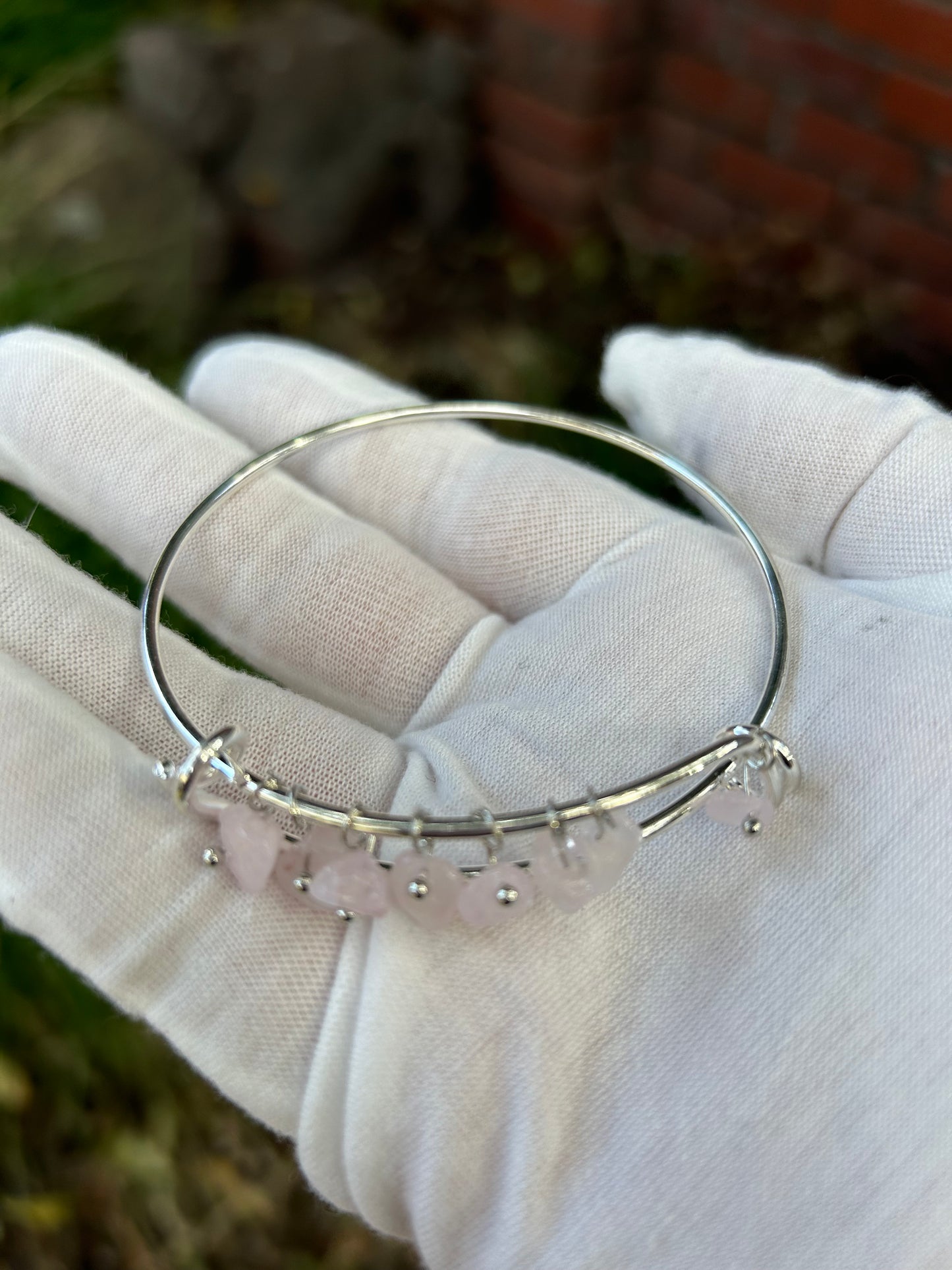 Silver bracelet with rose quartz chips