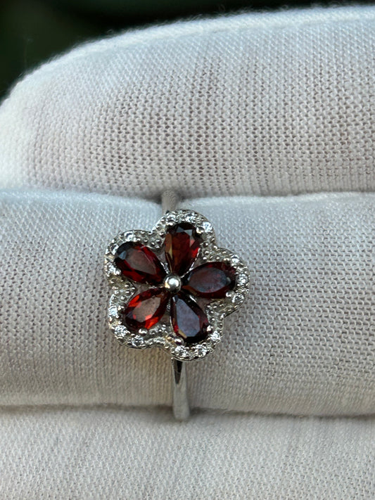 5 garnet pieces arranged in the shape of a flower in filagree silver setting