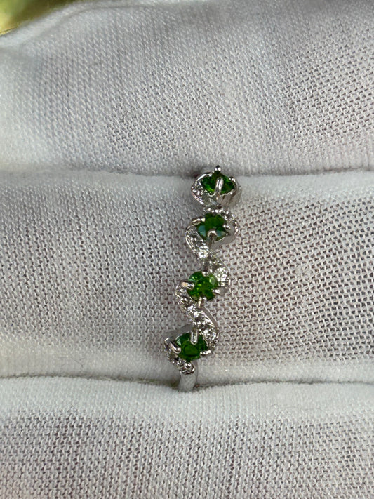 Delicate silver adjustable ring featuring 4 small peridot crystals