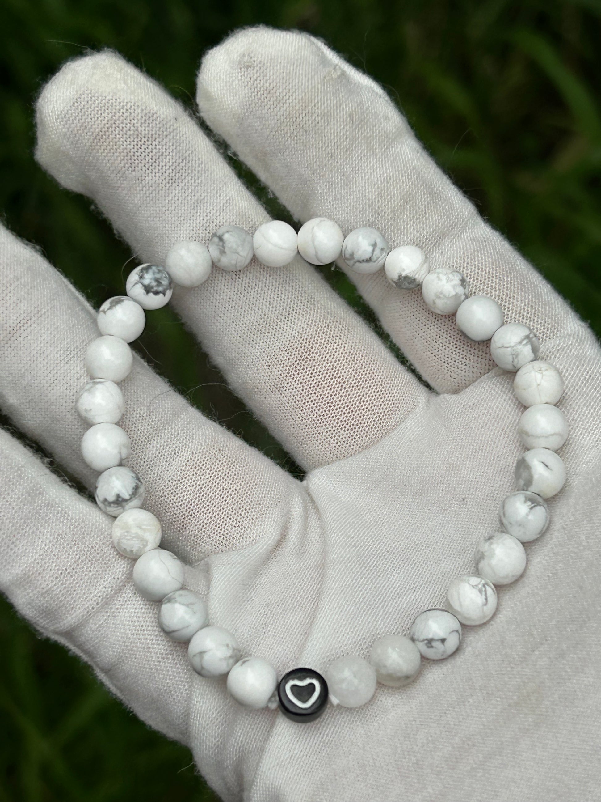 Howlite bead bracelet with white heart on single black bead