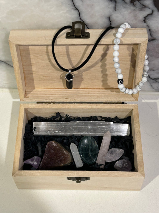 Wooden box with a variety of crystals and jewellery for purifying the environment.